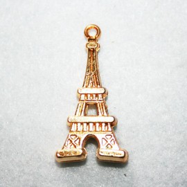 Torre Eiffel grande dorada