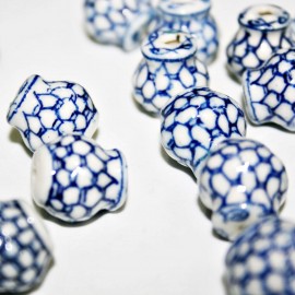 Ceramica blanca diseño en azul, escamas