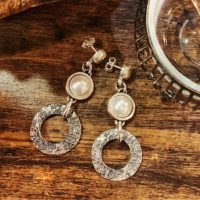 Pendientes con perla y aros texturados pequeños bañados en plata - COSTE: 8,76€